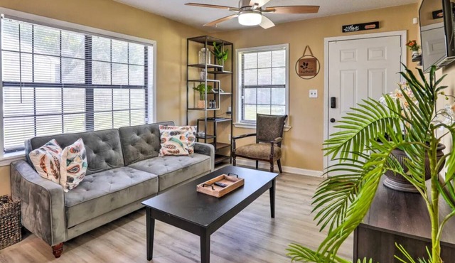 home- minutes aways from casinos and airport