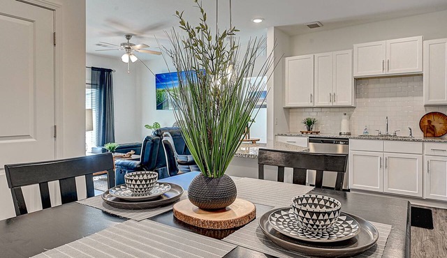 ⭐HOME OF THE JAGUARS⭐private patio, w/POOL Near Downtown, NAS & Shopping