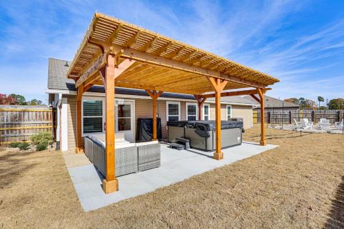 Hot Tub & Fire Pit: Home Near Downtown Texarkana
