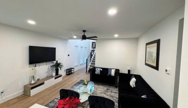 Houston Luxe Retreat 3BR3.5BA Staycation Vacation Home office for Professionals