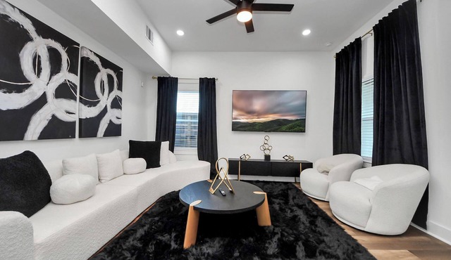 Houston Premier 3BR Near Airport & Downtown