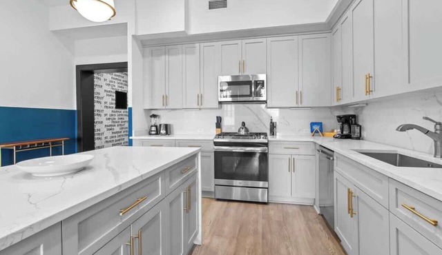 HUGE 4BD/4BA w/2 Living Rooms Downtown Hotel