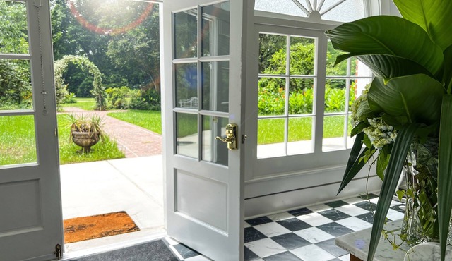Huge, historic, beautiful 1 bdrm at Layton Castle