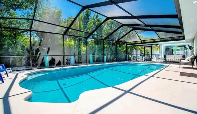 Huge Home w/Cabana & Giant Pool -5 mins to Beaches