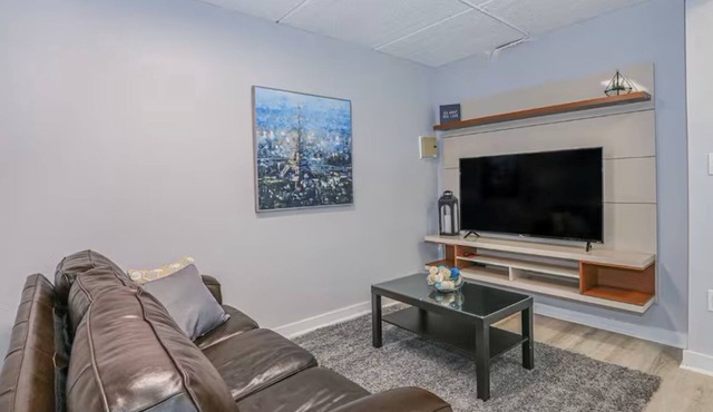 Hyde Park Modern 1 Bedroom – Walk to Everything!