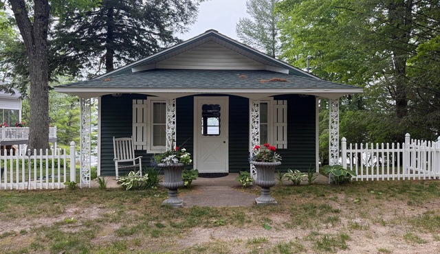 Idyllic 3-Bedroom Lake Front Cottage on Ford Lake in Fountain