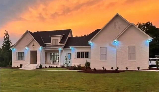 IMMACULATE 5 bedroom home in one of Oxfords most desired neighborhoods w/a pool