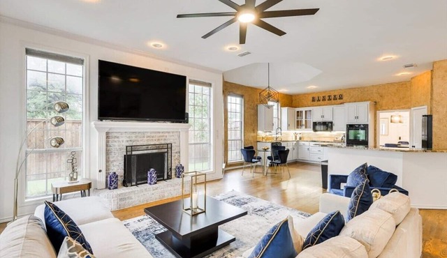 Impressive 5BR 3B Home With Pool, Game Room & Cinema Room