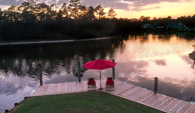 Jourdan River House: Enjoy life on the river!