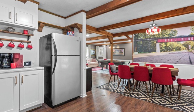 King Bed &Pool Table | The Crimson Hill House | UA home Football Weekend Retreat