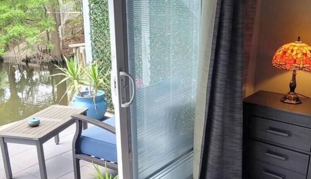King bed,waterfront with cold AC in quiet neighborhood