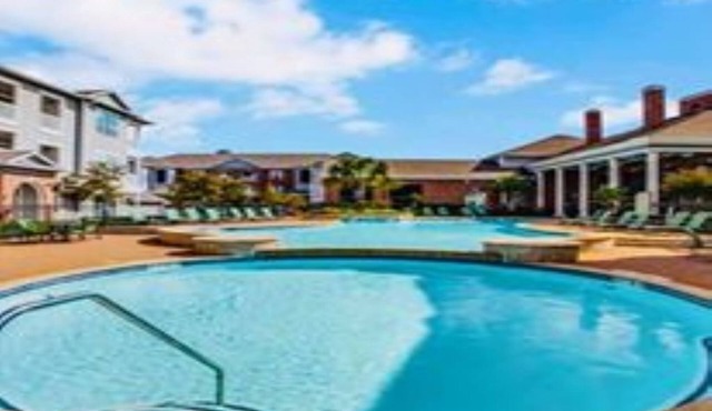 King Sized Bed w Pool and FREE PARKING in The Woodlands