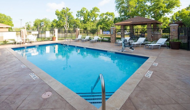 King Suite. Free Breakfast. Outdoor Pool. in Lake Jackson