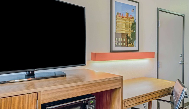 La Quinta Inn & Suites by Wyndham Waco Downtown - Baylor