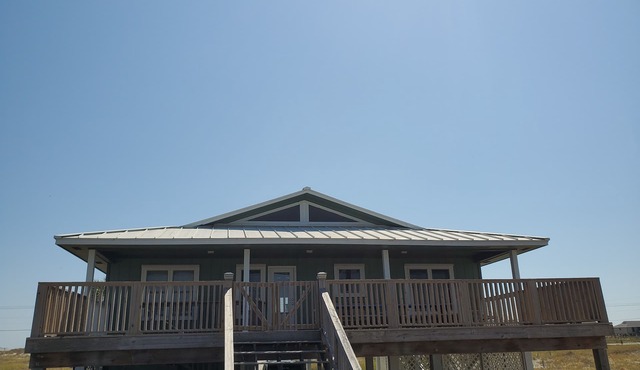 Lagoon House with something for Everyone. Good beach access or a private pool.