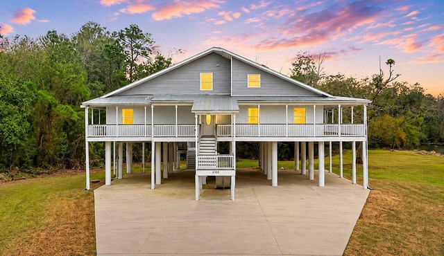 Lake & Beach Getaway Stylish 3BR in D'Iberville