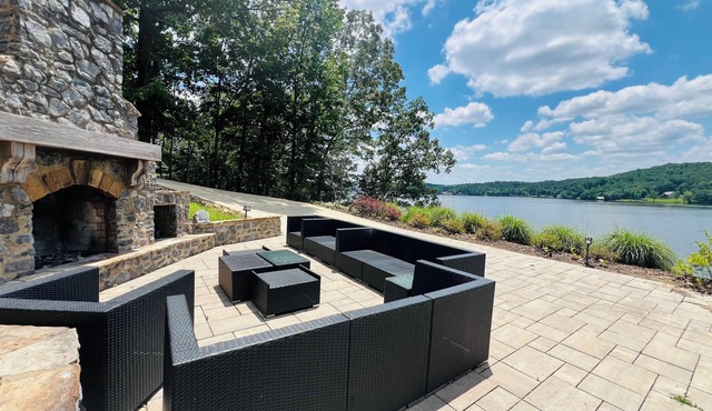 Lake Front+Sleeps 17+UTV+ Sunset Views+Game Room+Boathouse+Seawall+Outdoor Fire