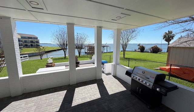 Lake front spacious 4-bedroom house in welcoming Livingston with WiFi, AC & MORE