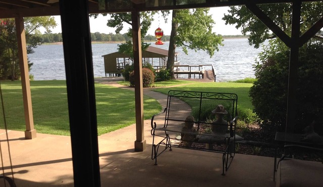 Lake Holbrook waterfront getaway!