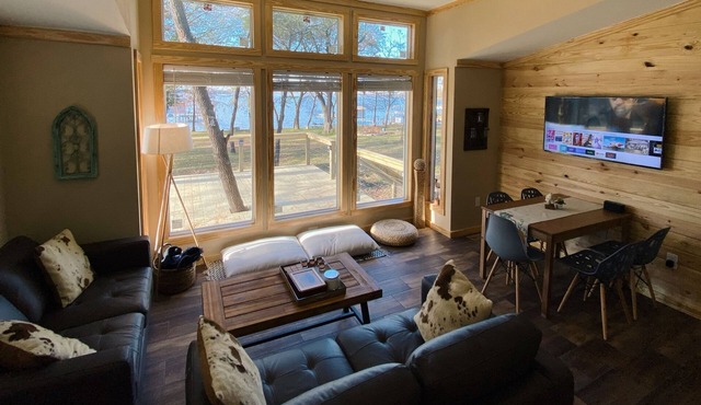 Lake Tawakoni Sunset Waterfront Cottage with private boat deck.