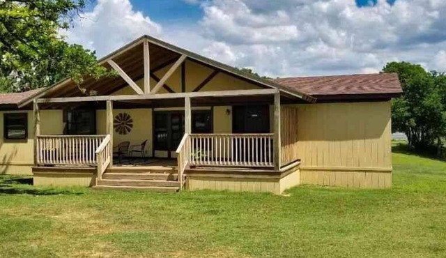 Lake Texoma Lakeside Cottage