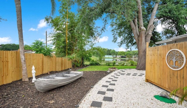 Lake view + 10min to dwtn + near parks + 2 guests!