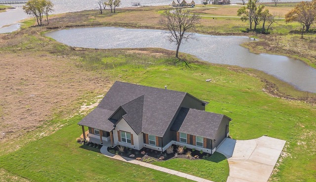 Lake View Dreams- Sunsets, Fishing, Lake Access and More!