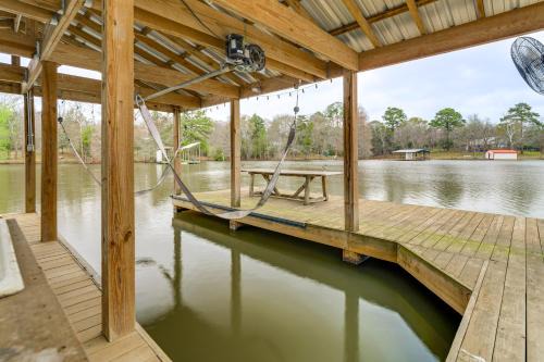 Lakefront Camp Creek Retreat w/Dock in Franklin