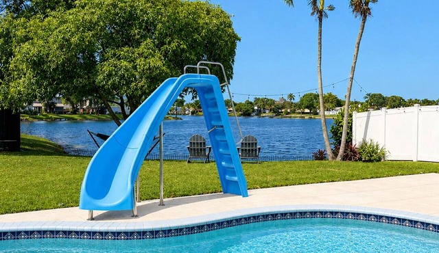 Lakefront Coastal Getaway/Private pool~4BR~sleeps 10
