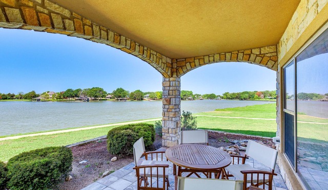 Lakefront Corsicana Condo w/Pool Access!