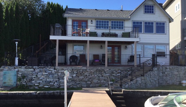 Lakefront Cottage on South Shore with private dock + boat lift + buoy. in Chelan