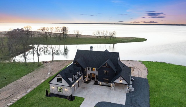 Lakefront Estate, Sleeps 12, Massive Bunkroom, and Pickleball Court.