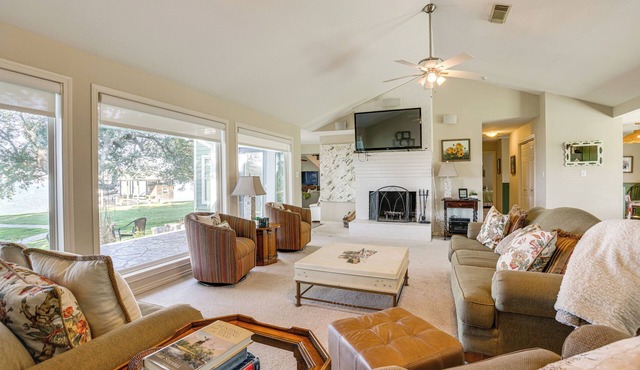 Lakefront Livingston Vacation Rental w/Boat Dock!