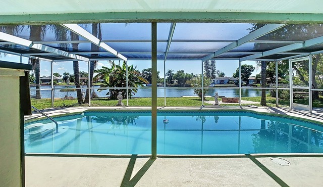 Lakefront Paradise, with Heated Private Pool.