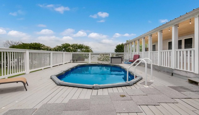 Lakefront Property with a pool & hot tub!