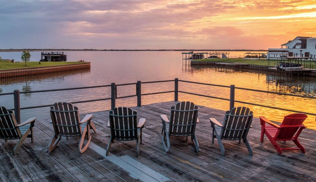 Lakefront Retreat Sleeps 20 Infinity Pool Hot Tub Dock Kayaks near Dallas