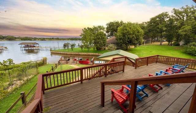 Lakefront Retreat | Sleeps 15/Starlink Internet