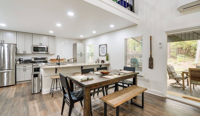 Lakefront Texas Abode w/Kayaks, Fire Pit & Patio!