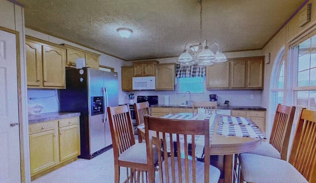 Lakeside 2-bedroom house in adorable Delta with cool AC and charm