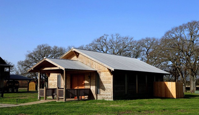 Lakeside Cabin with Year-round Pool and Spa, 50 Miles from Dallas
