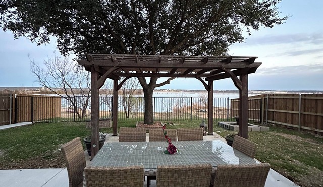 Lakeside Getaway Near AT&T Stadium, Globe Life, Six Flags & Epic Waters