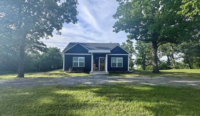 Lakeview cottage with paved access, near boat ramp and only 10 mins from town!