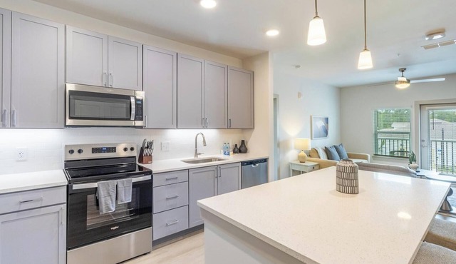 Landing | Beautiful 2BD, Gym, Pool