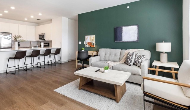 Landing | Chic 3BD, Clubhouse, Courtyard