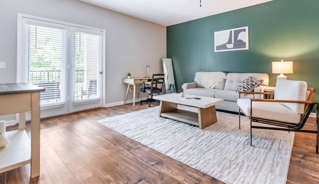 Landing | Stunning 3BD, Gym, Pool