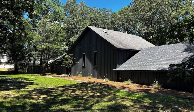Large Contemporary 5-bedroom house with privacy! Sleeps 12