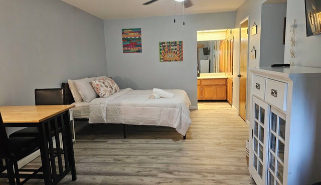 Large cozy studio in sunny Palm Bay!