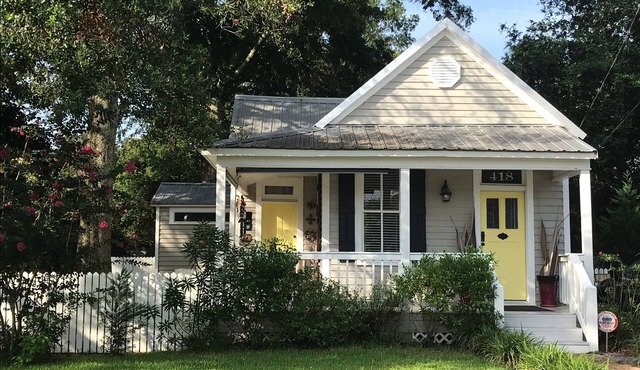 “LARGE DOG” friendly, charming historic cottage with pool, and rock garden.