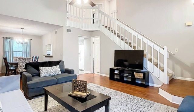 Large Home for 12, Fenced Yard, Grill & Centrally Located