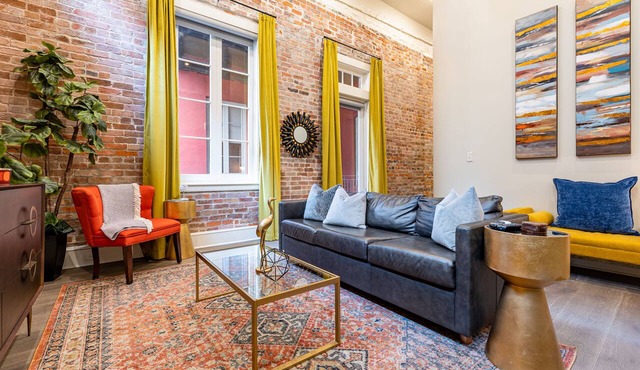 🐊LOCATION & CONDO to Stay in When Visiting DOWNTOWN NOLA! QN Sleeper Sofa & 15 ft Ceilings!🐊